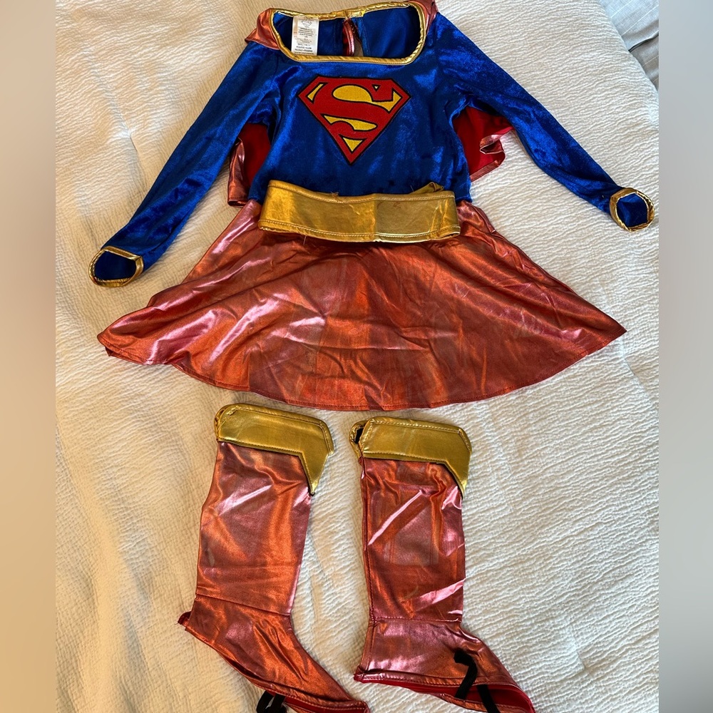 Mint condition. Supergirl Halloween costume .Size Small 3-4 Years old.